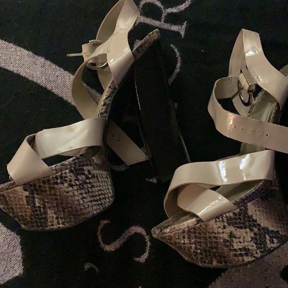 JS BY JESSICA SIMPSON SIZE 8.5 PLATFORM HERL HIGH WITH PATENT STAPS SNAKE EMBOSS - Picture 7 of 16